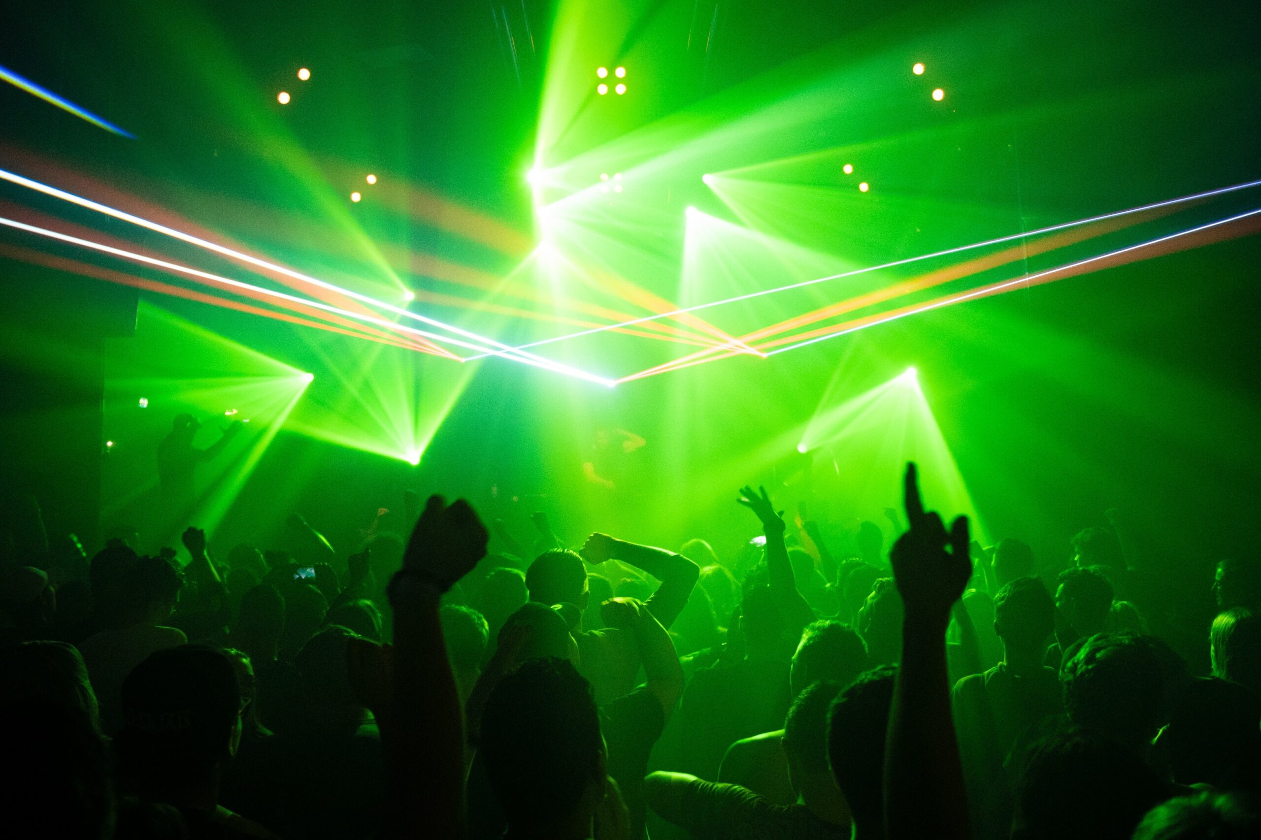 antoine-j-A_0C42zmz1Q-unsplash Menschen singen, tanzen und feiern während einer Party in einer Disco.